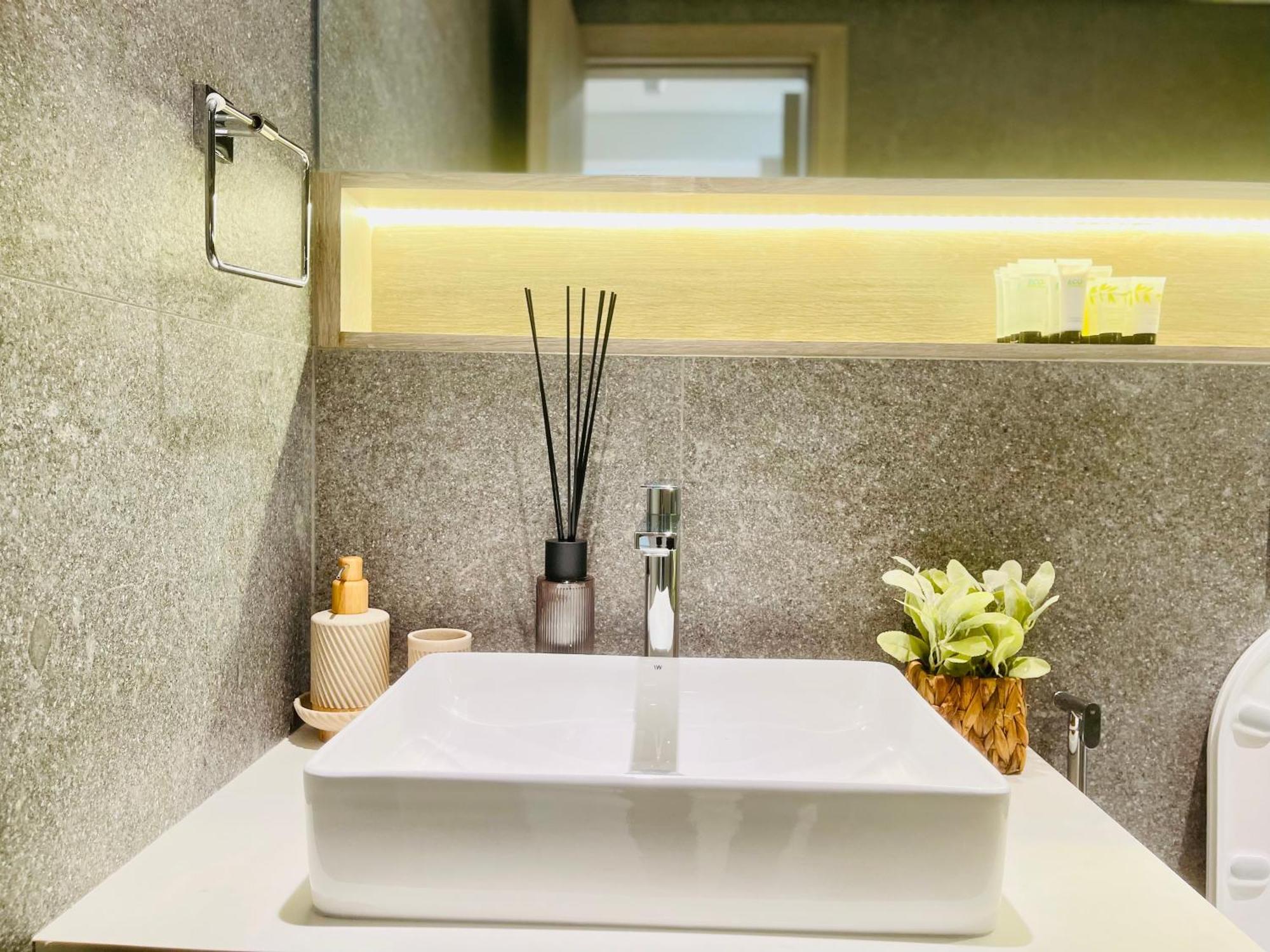 Brand New Luxury 1 Bedroom *
